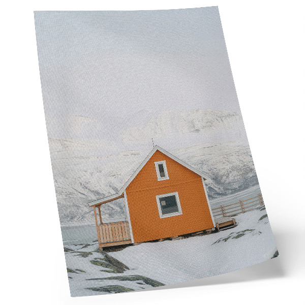 Plakat Minimalističen okvir oranžne hiše z zasneženimi gorami
