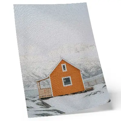 Plakat minimalističen motiv oranžne hiše z zasneženimi gorami