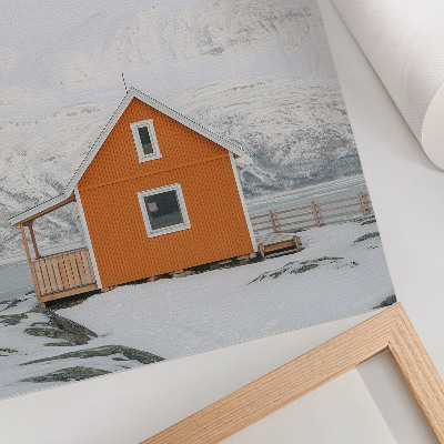 Plakat Minimalističen okvir oranžne hiše z zasneženimi gorami