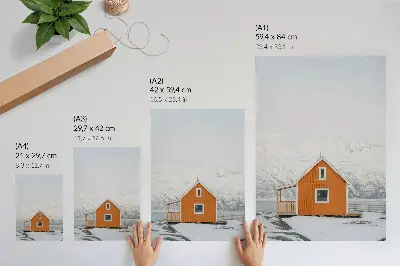 Plakat minimalističen motiv oranžne hiše z zasneženimi gorami