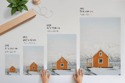 Plakat Minimalističen okvir oranžne hiše z zasneženimi gorami