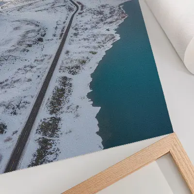 Premium stenski plakat zasnežena pokrajina z minimalističnim motivom modre vode