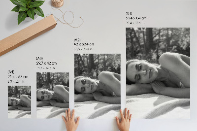 Premium stenski plakat Eleganten portret ženske v črno-beli tehniki