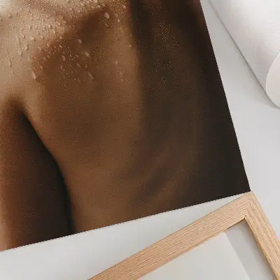Plakat z motivom vodnih kapljic naravna eleganca v usnjenem videzu