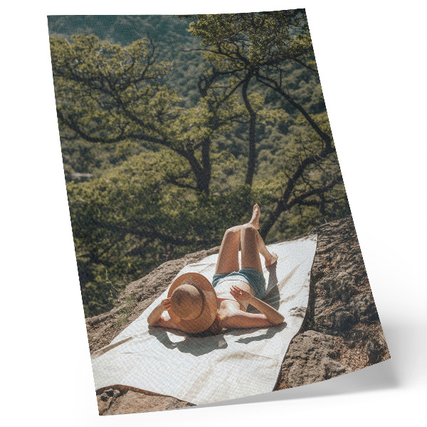 Eleganten plakat za dnevno sobo Sproščanje na skali, zelena drevesa, narava