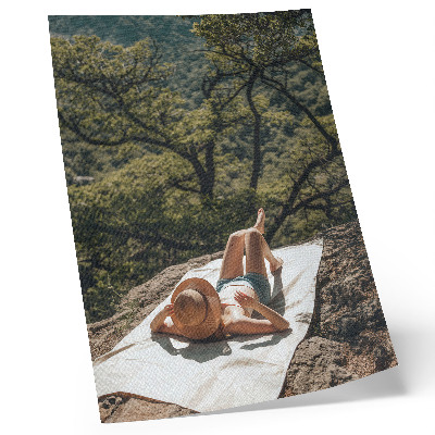 Eleganten plakat za dnevno sobo Sproščanje na skali, zelena drevesa, narava
