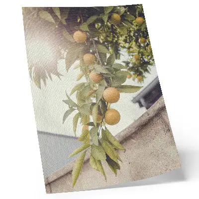 Plakat z motivom drevesne veje s soncem, zelenimi listi in oranžnimi detajli