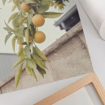 Plakat z motivom drevesne veje s soncem, zelenimi listi in oranžnimi detajli