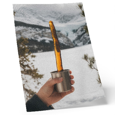 Premium stenski plakat Vrček roka jantarna snov gore sneg