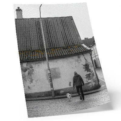 Premium stenski plakat Oseba s psom pred staro stavbo