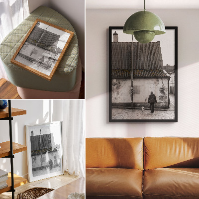 Premium stenski plakat Oseba s psom pred staro stavbo