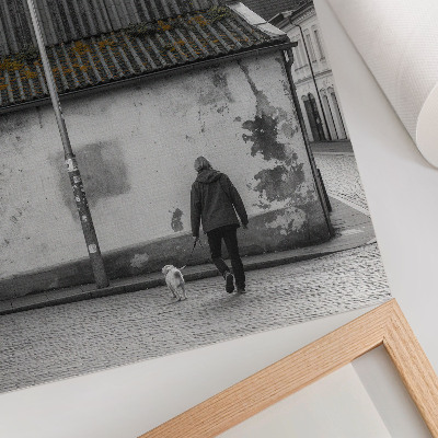 Premium stenski plakat Oseba s psom pred staro stavbo