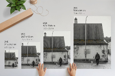 Premium stenski plakat Oseba s psom pred staro stavbo