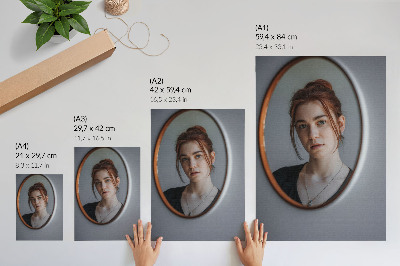 Premium stenski plakat Ženska v ogledalu, tople barve, izraz miru