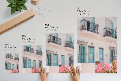 Premium stenski plakat z motivom balkona s cvetjem v pastelno modrih odtenkih
