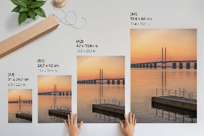 Plakat Minimalizem na mostu za sončni zahod v toplih odtenkih