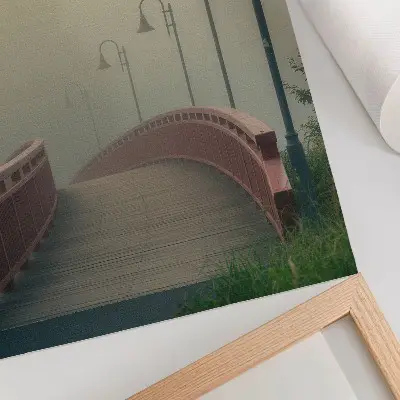 Plakat luči na mostu v megli z motivom harmonije in nežnosti