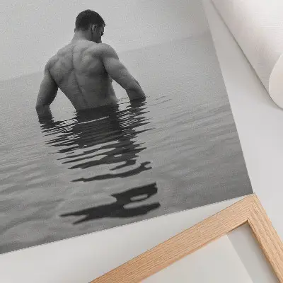 Stenski plakat Premium moški, obrnjen na glavo v sivi barvi v mirni vodi