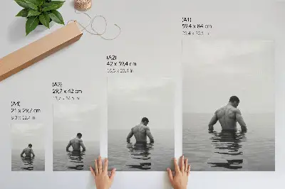 Stenski plakat Premium moški, obrnjen na glavo v sivi barvi v mirni vodi