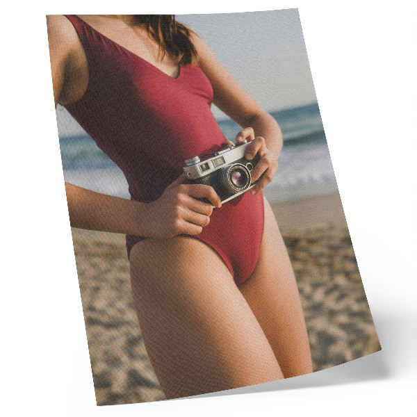 Eleganten plakat za dnevno sobo Fotografiranje s kamero v bordo obleki na plaži