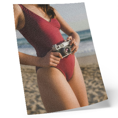 Eleganten plakat za dnevno sobo Fotografiranje s kamero v bordo obleki na plaži