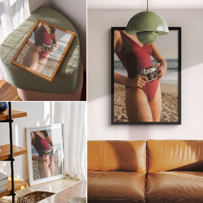 Eleganten plakat za dnevno sobo Fotografiranje s kamero v bordo obleki na plaži