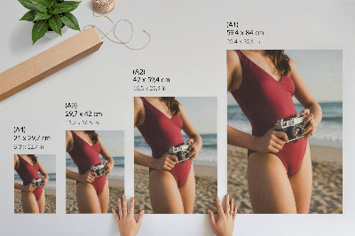 Eleganten plakat za dnevno sobo Fotografiranje s kamero v bordo obleki na plaži