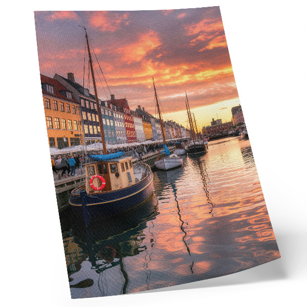 Premium stenski plakat Barvite stanovanjske hiše, odsevi vode, toplina neba