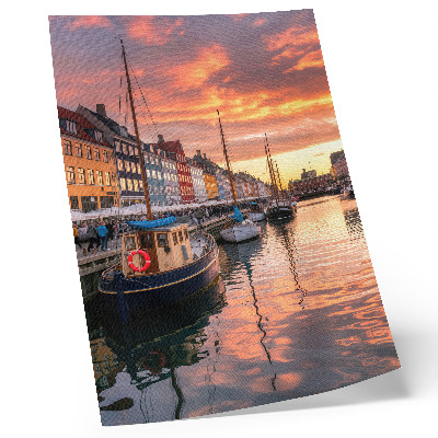 Premium stenski plakat Barvite stanovanjske hiše, odsevi vode, toplina neba
