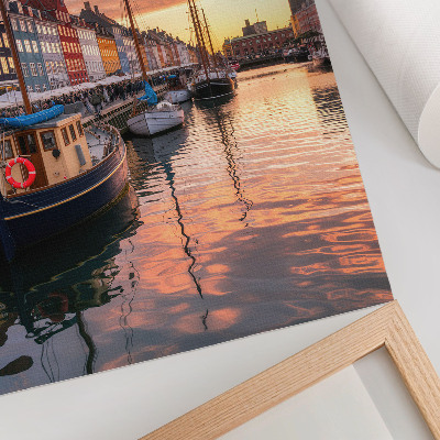 Premium stenski plakat Barvite stanovanjske hiše, odsevi vode, toplina neba