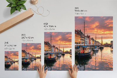 Premium stenski plakat Barvite stanovanjske hiše, odsevi vode, toplina neba