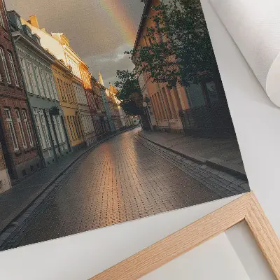 Umetniški tisk na platno barvite stanovanjske hiše z mavrico in oblačnim nebom