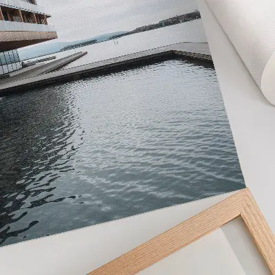 Plakat moderna stavba ob vodi v minimalističnem slogu iz lesa in stekla