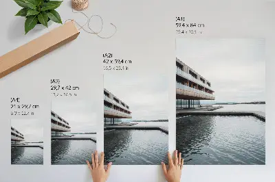 Plakat moderna stavba ob vodi v minimalističnem slogu iz lesa in stekla
