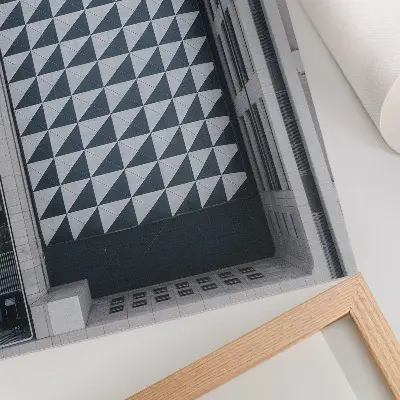 Premium stenski plakat z motivom elegantnih geometrijskih vzorcev in futuristične arhitekture