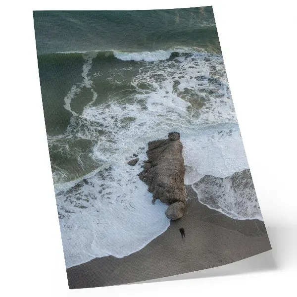 Plakat skalnata obala z oceanski valovi in zeleno vodo