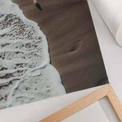Umetniški tisk na platno sproščujoč motiv peska na plaži z valovi in galebi