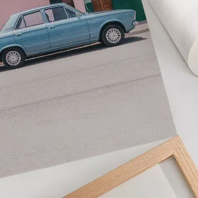 Umetniški tisk na platno klasični avtomobili pred pastelnimi stavbami v retro slogu