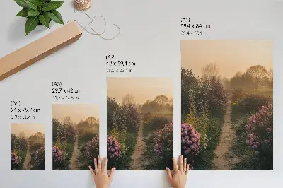 Eleganten plakat za dnevno sobo očarljiva vrtna pot z rožami v jutranji megli