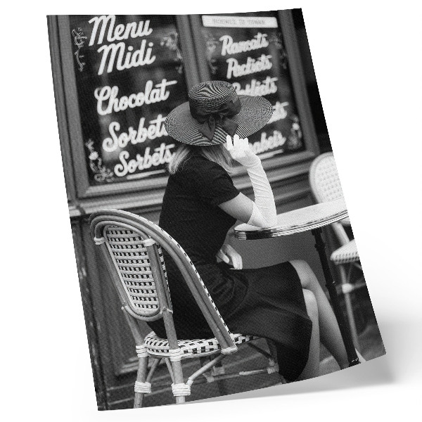 Premium stenski plakat Ženska s klobukom za mizo v kavarni