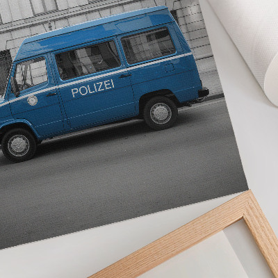 Umetniški tisk na platno Modri ​​policijski avto z zgradbo v ozadju