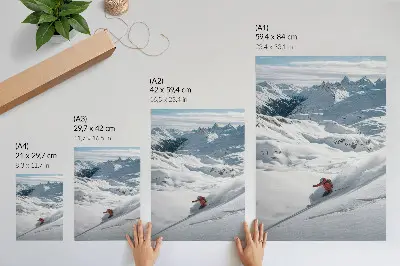 Eleganten plakat za dnevno sobo smučar v akciji na zasneženi gori pod modrim nebom