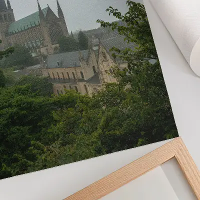 Plakat gotska katedrala z zelenimi drevesi