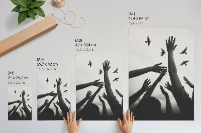 Eleganten plakat za dnevno sobo Roke gor v minimalističnem slogu