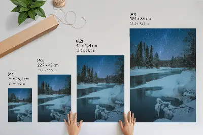 Eleganten plakat za dnevno sobo zimska pokrajina z reko, drevesi in zvezdami
