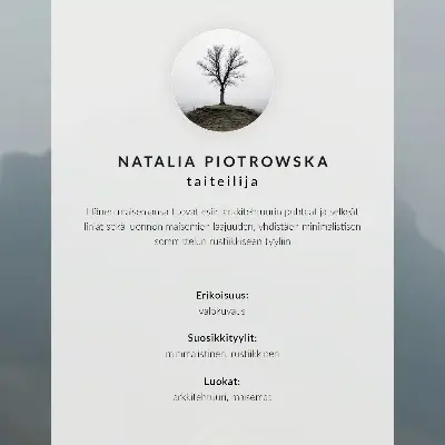 Plakat rumena hiša v meglenih gorah z mirnim vzdušjem