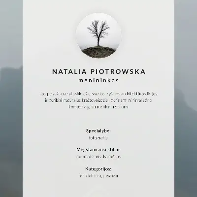 Plakat rumena hiša v meglenih gorah z mirnim vzdušjem