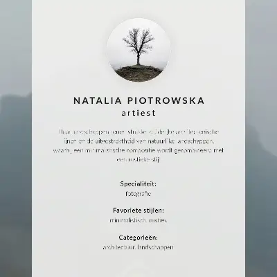 Plakat rumena hiša v meglenih gorah z mirnim vzdušjem