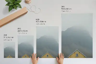 Plakat rumena hiša v meglenih gorah z mirnim vzdušjem