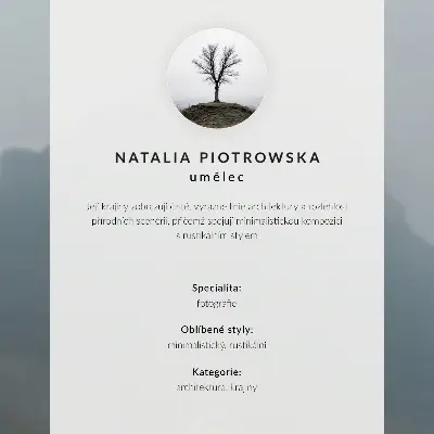 Plakat rumena hiša v meglenih gorah z mirnim vzdušjem